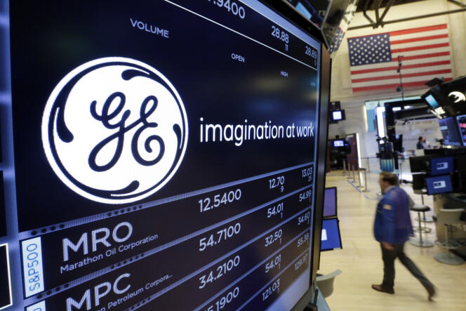Le logo de General Electric sur un écran du New York Stock Exchange, en juin 2017.