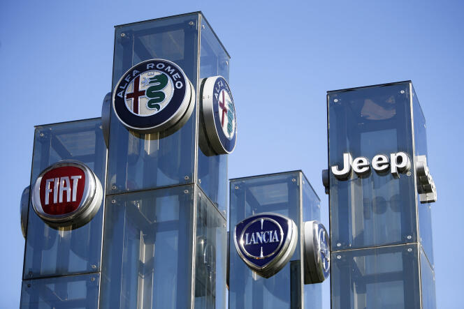 Les marques du groupe Fiat Chrysler Automobiles chez un concessionnaire automobile, à Turin (Italie), le 21 août.