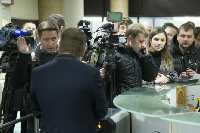 Des journalistes d’Echo de Moscou rassemblés dans le hall d’entrée de la radio après l’attaque au couteau contre leur collègue Tatiana Felguengauer, lundi 23 octobre.