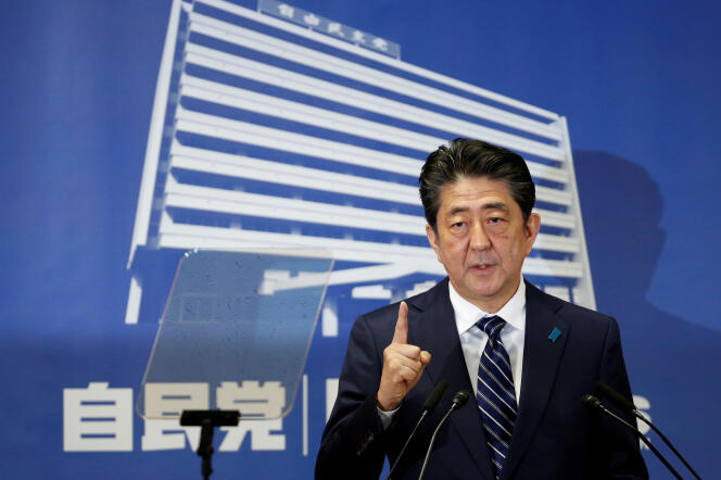 Le premier ministre japonais, Shinzo Abe, en conférence de presse au siège de son parti, le Parti libéral démocrate, à Tokyo, le 23 octobre.