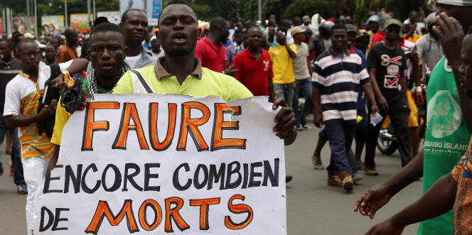 Un Togolais manifeste, le 23 octobre 2017, dans les rues de Lomé à l’appel de l’opposition.