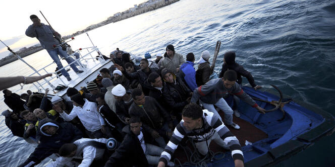 Des migrants tunisiens accostent au port de Lampedusa, en Italie, en avril 2011.