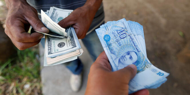Echange de dollars contre des dinars au marché noir, à Tunis, en août 2017.