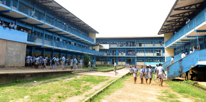 Des élèves dans la cour de leur établissement, à Libreville, au Gabon, en janvier 2016.