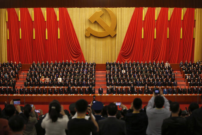 Xi Jinping, entouré des membres du comité central du Parti communiste, au Palais du peuple, à Pékin, le 24 octobre 2017.