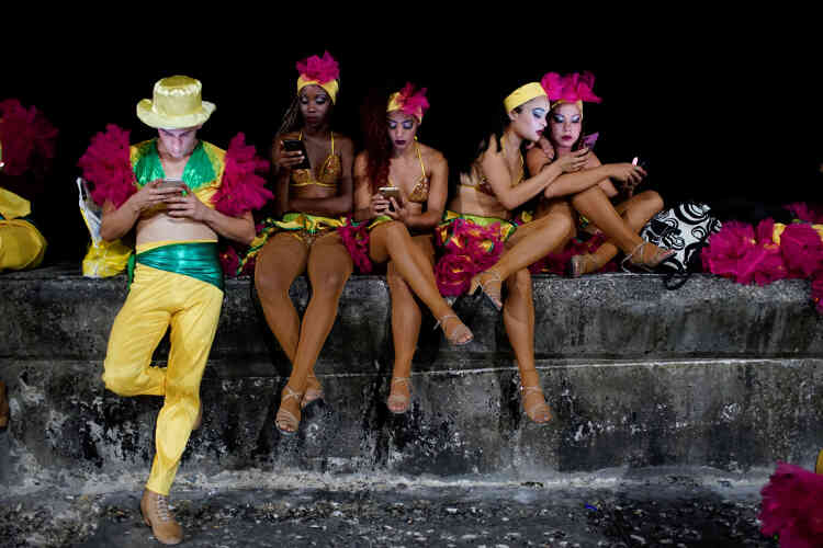 A La Havane, à Cuba, le 18 août. Des danseurs profitent d’un hot spot Wi-Fi avant le carnaval.