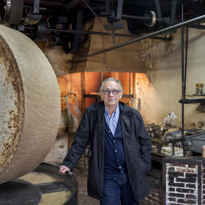 Alain Desboudard, producteur de noisettes et inventeur de la Cazette, devant la meule du Moulin de l’Ile, où il fait presser son huile.