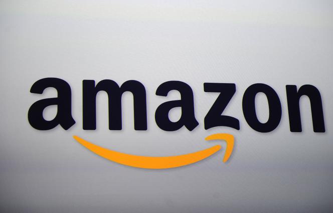 Le logo d’Amazon projeté sur un écran lors d’une conférence de presse à New York, le 28 septembre 2011.