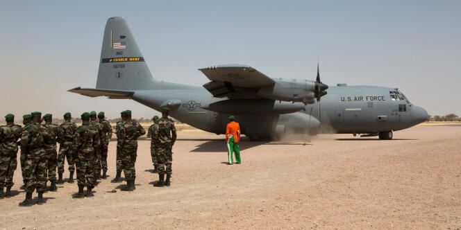Un avion de l’US Air Force atterrit à Diffa, au Niger, lors d’un exercice militaire conjoint, en mars 2014.