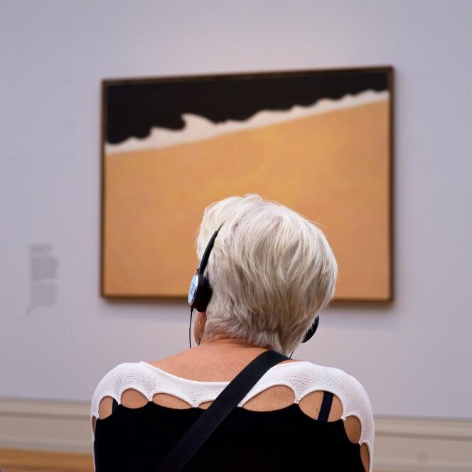 Une femme devant un tableau de Milton Avery.