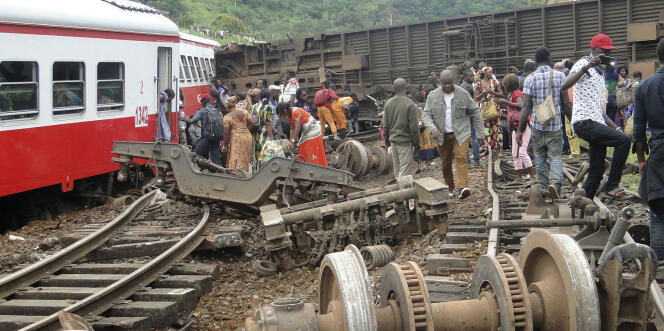 Des rescapés du déraillement du train n° 152 de Camrail à Eseka, au Cameroun, le 21 octobre 2016.