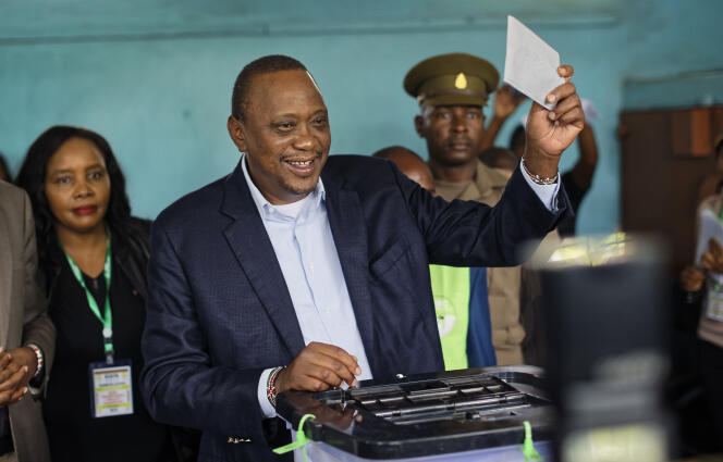 Le président sortant Uhuru Kenyatta, vote, le 26 octobre, à Gatundu.