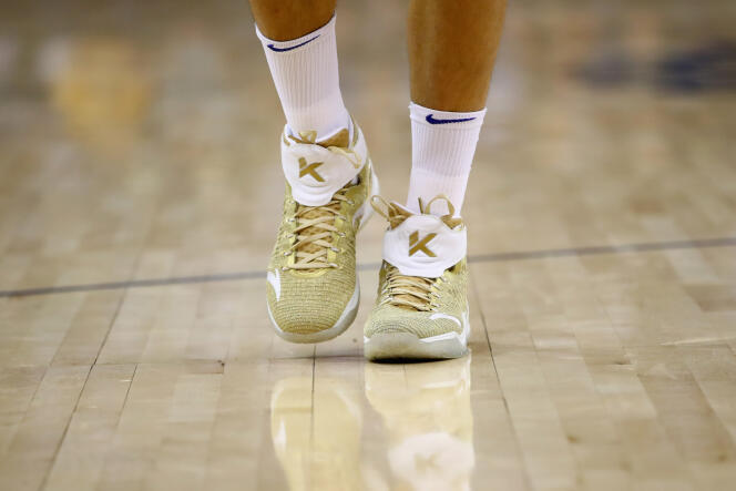 Des sneakers de la marque Nike aux pieds du joueur de basket-ball Klay Thompson de l’équipe californienne des Golden State Warriors, le 17 octobre.