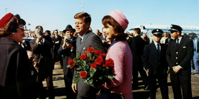 John F. Kennedy dan istrinya Jacqueline Bouvier Kennedy, di Dallas, Texas, pada 22 November 1963, tak lama sebelum pembunuhan presiden Amerika.