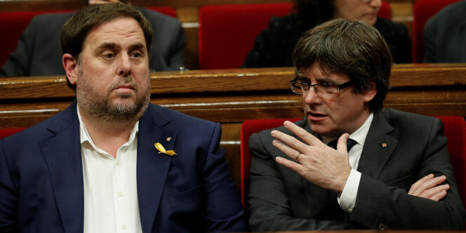 Oriol Junqueras (à gauche) et Carles Puigdemont sur les bancs du Parlement régional catalan à Barcelone, le 26 octobre.