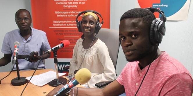 De gauche à droite, les journalistes Samba Dialimpa Badji, Mariama Thiam et Hyppolite Valdez Onanina lors de l’émission « Arrêt sur info », sur la West Africa Democracy Radio, à Dakar, en août 2017.