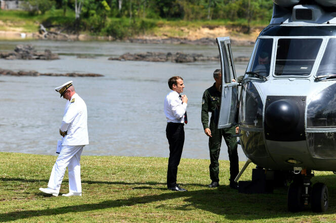 Emmanuel Macron s’est rendu à Maripasoula (Guyane), le 26 octobre. De l’autre côté du fleuve, sur la rive surinamaise, les commerces qui ravitaillent les orpailleurs illégaux ont fleuri.