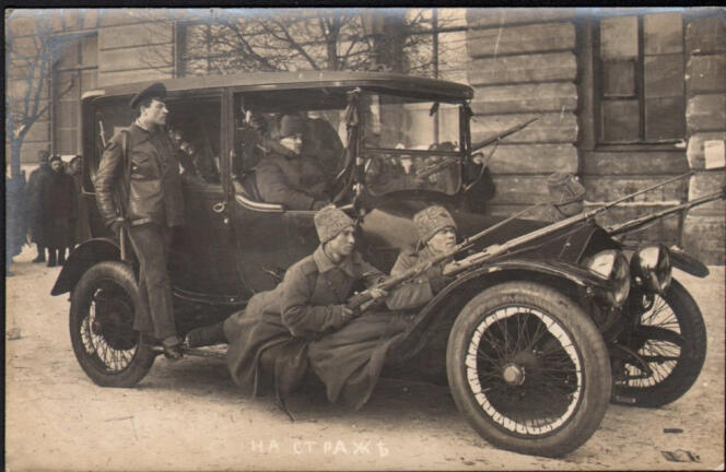 Des révolutionnaires, en février 1917, photographiés par J. Steinberg.