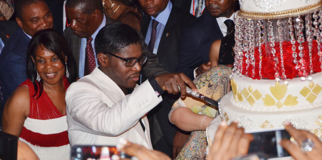Teodorin Obiang, coupant son gâteau d’anniversaire pour ses 41 ans, à l’hôtel Sipopo, près de Malabo, en Guinée équatoriale.