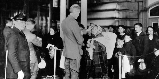 Immigrants en train de passer l'examen de santé à Ellis Island, New York, vers l'année 1900.