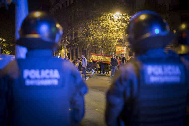 Le 27 septembre, après la proclamation de la république, les unionistes et les anti-indépendantistes manifestent leur colère dans les rues de Barcelone, devant les Mossos d’esquadra, la police catalane.