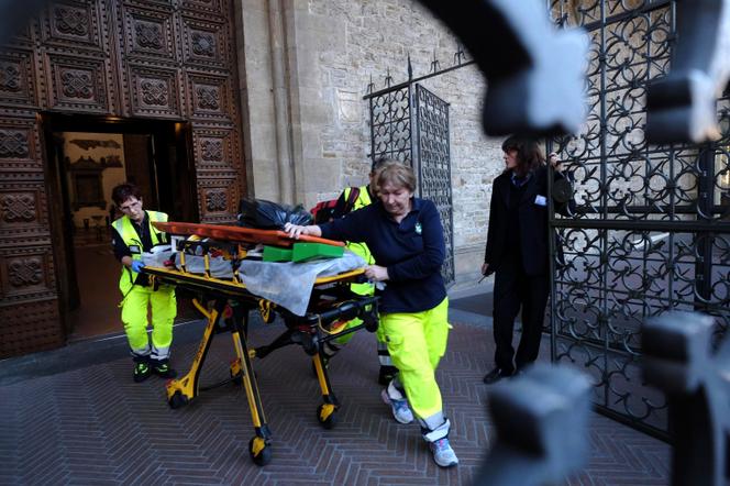 Les secouristes sur le parvis de la basilique Santa Croce de Florence, le 19 octobre, après qu’un touriste espagnol a trouvé la mort.