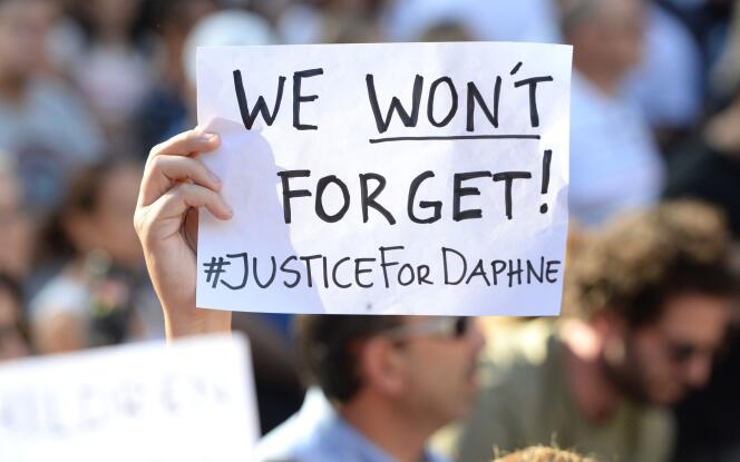 Un manifestant brandit une pancarte « Nous n’oublierons pas ! #Justice pour Daphne », lors d’un rassemblement, le 22 octobre 2017, à La Valette, réclamant la lumière sur le meurtre de la journaliste maltaise anticorruption Daphne Caruana Galizia.