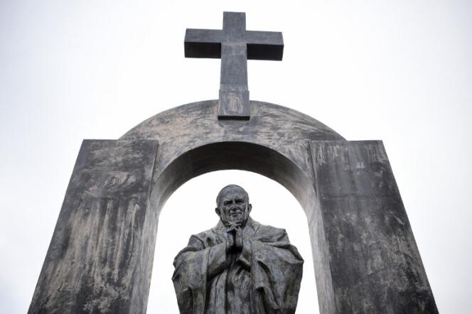 Mercredi 25 octobre 2017, le Conseil d’Etat a confirmé l’injonction, prononcée en première instance, de retirer une croix surplombant une statue du pape Jean Paul II, installée sur une place de la commune de Ploërmel, dans le Morbihan.