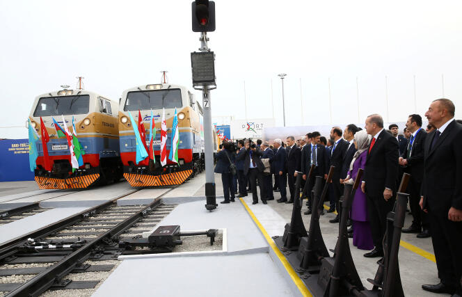 Inauguration de la ligne ferroviaire Bakou-Tbilissi-Kars, à Bakou, le 30 octobre.