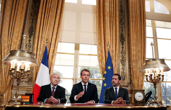 De gauche à droite : Gerard Collomb, Emmnauel Macron et Christophe Castaner, le 30 octobre à l’Elysée, à Paris, lors de la signature par le chef de l’Etat de la nouvelle loi antiterroriste.