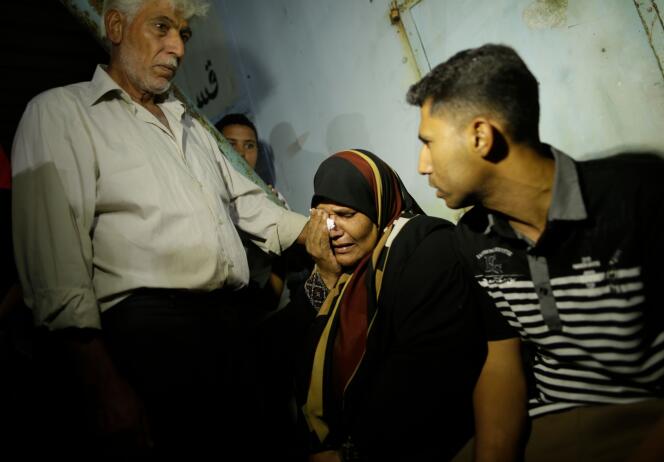 Une femme palestinienne en pleurs, devant la morgue de l’hôpital de Deir el-Balah, où sont conservés les morts après l’explosion du tunnel.
