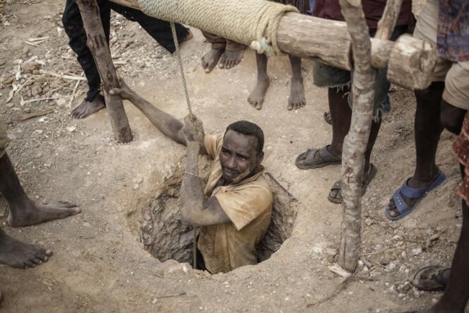 Un homme sort d’une mine illégale de saphirs située dans les environs de Sakaraha (Madagascar).