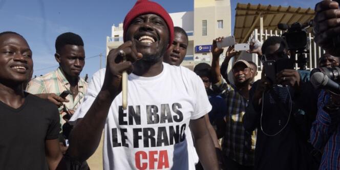 Des supporteurs du militant franco-béninois Kémi Séba après la libération de ce dernier de la prison de Rebeuss, à Dakar, le 29 août 2017.