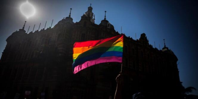 Le drapeau international représentant la communauté lesbienne, gay, bisexuelle et ransgenre (LGBT). Ici à DUrban, en Afrique du Sud, lors de la Gay Pride de 2017.