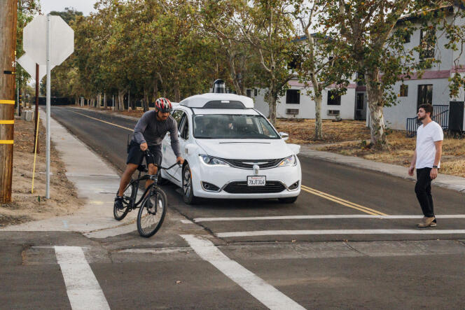 Test d’une voiture autonome Waymo, avec deux salariés de l’entreprise dans le rôle du cycliste et du piéton. En octobre 2017 à Atwater en Californie (Etats-Unis).