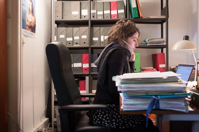 Léa Scarpel, juriste chargée de mission, accompagne les femmes victimes de violences sexuelles au travail.