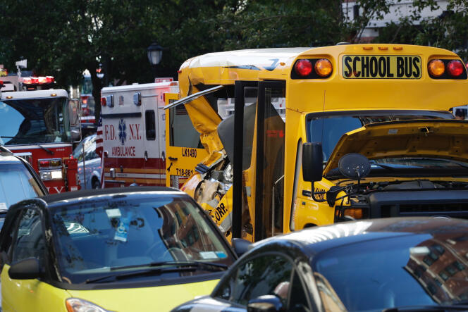 Le bus scolaire touché par l’attaque à la camionnette, mardi 31 octobre, à New York.