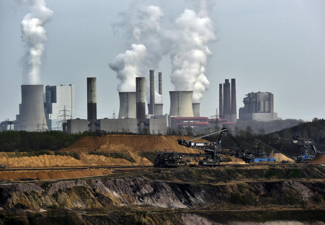 Mine de charbon à ciel ouvert près de la centrale électrique de Grevenbroich (Allemagne), en 2014.