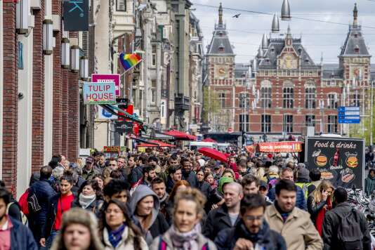 Des touristes visitent le centre-ville d’Amsterdam, le 22 avril 2017.
