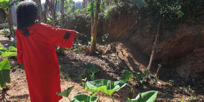 A Entebbe, Elizabeth Nalubega Kiruluuta montre la fosse dans laquelle le corps d’une de ses voisines a été découvert.