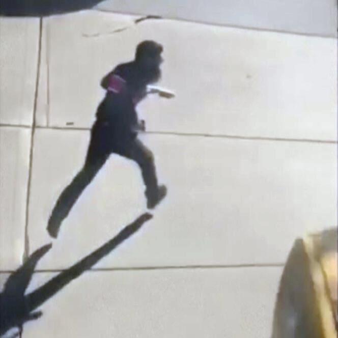 Capture d’écran vidéo montrant le suspect courant dans la rue après l’attaque, à New York, le 31 octobre.