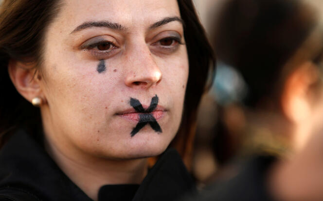 Une femme avec une larme et une croix peinte sur son visage lors d’un rassemblement contre les violences sexuelles et sexistes à Marseille, France, le 29 octobre.