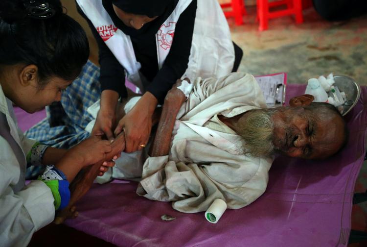 Des médecins traitent Amir, un homme de 70 ans atteint d’une diarrhée sévère dans un centre de traitement de la diarrhée dans le camp de Kutupalong, le 26 octobre. Aucun cas de choléra n’a été détecté jusqu’à présent, mais la FICR, qui a ouvert le mois dernier un hôpital de campagne près des camps, a constaté de nombreux cas de diarrhée aiguë.