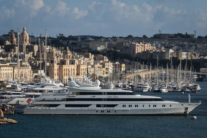 L’« Indian Empress », yacht appartenant au milliardaire indien Vijay Mallya, dans un port de La Valette, le 29 octobre 2017.