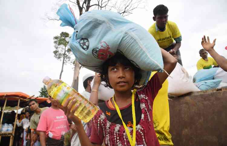 Un enfant récupère de la nourriture au camp de réfugiés de Thainkhali, le 1er novembre.