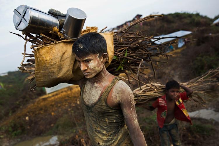 Le jeune Zannet, 20 ans, vient d’installer des latrines dans le camp d’extension de Kutupalong. Alors que les camps manquent notamment de toilettes et de système d’acheminement d’eau, la FICR craint que le choléra ne fasse son apparition malgré la campagne de vaccination lancée le 10 octobre.