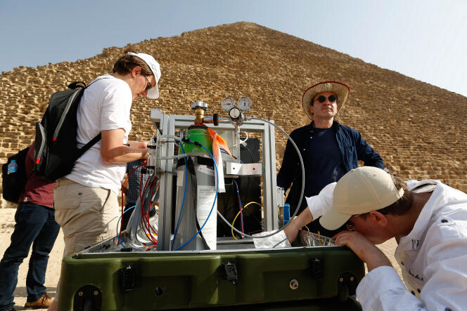 Installation des détecteurs du CEA devant la face nord de la pyramide de Khéops.