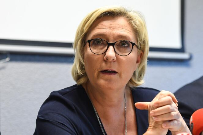 La députée FN Marine Le Pen, à Calais, le 2 novembre.