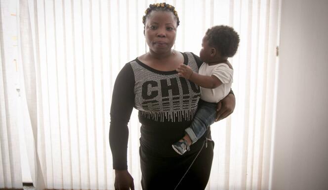 Esther, une migrante nigériane, et Greatness, son bébé de 11 mois à la Fondation Cruz Blanca d’Algésiras.