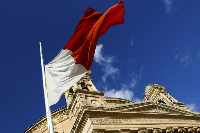 Le drapeau maltais, à mi-mat.